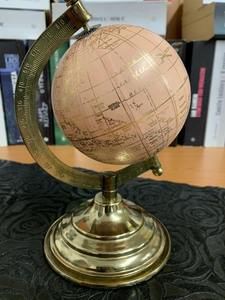 Globe terrestre décoratif en métal avec méridiens en cuivre gravés et un support robuste en fer forgé pour les pièces traditionnelles - Product Image 4