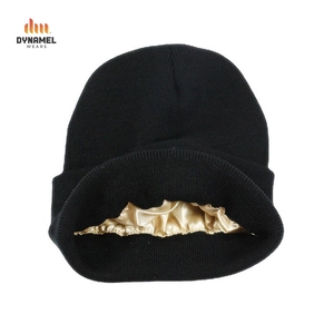 Gorro de Punto Acanalado Negro Dynamel con Forro de Satén Dorado, Gorro de Invierno Unisex - Product Image 1