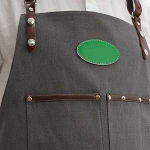 Delantal unisex de lona con correas de cuero y bolsillos, logotipo personalizado impreso, para uso en restaurantes y bares. - Product Image 6