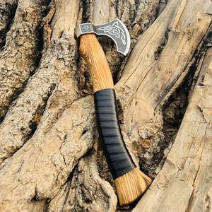 Hache viking style nordique barbu, lame en acier au carbone de qualité industrielle, outil décoratif en bois sculpté pour la maison, la cabane, ou comme cadeau ou objet de présentation - Product Image 1