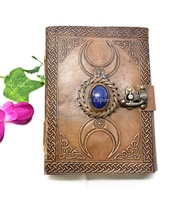 Carnet en cuir véritable fait main, rectangulaire, gaufré avec un design écologique et fermeture à cadenas vintage par Agate Export, idéal pour un cadeau