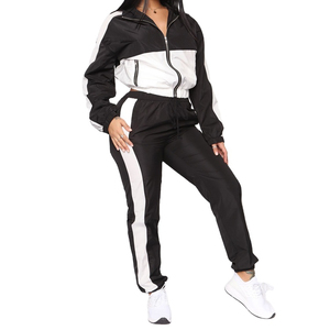 Ensemble de survêtement personnalisé pour femme : veste coupe-vent courte zippée et pantalon parachute color block noir et blanc, tenue streetwear deux pièces - Product Image 3