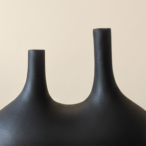 Vase à fleurs en métal noir à double bec, design artistique moderne, pièce décorative élégante et unique pour centre de table - Product Image 4