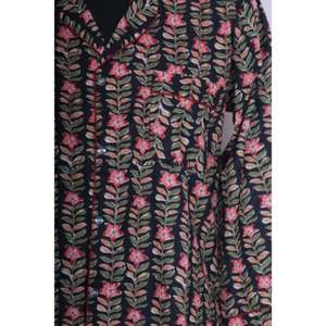 เดรสผู้หญิงผ้าฝ้ายพิมพ์ลายดิจิทัลลายดอกไม้ ระบายอากาศได้ดี เป็นมิตรกับสิ่งแวดล้อม 100%  ทรงเข้ารูป ความยาวปานกลาง แขน 3/4 คอวี ติดกระดุม เหมาะสำหรับงานกลางคืน/งานทางการ - Product Image 3