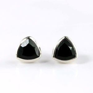Pendientes de tuerca de ónix negro natural con corte trillón - Plata de ley 925 chapada en oro, engaste de bisel, pendientes de piedras preciosas hechos a mano, venta al por mayor - Product Image 4
