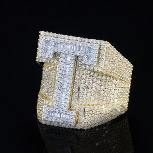 แหวนตัวอักษรประดับเพชรโมอิสซาไนต์ทรงกลม VVS แบบ Iced Out ตัวเรือนทำมือ ดีไซน์ฮิปฮอปหรูหรา ประดับเพชรทรงบาแกตต์ สำหรับแหวนผู้ชายและผู้หญิง - Product Image 3