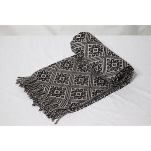 Chal de Jacquard de Algodón de Longitud Media para Mujer, Impresión Digital de Alta Calidad, Secado Rápido, Duradero, Izzu International - Product Image 4