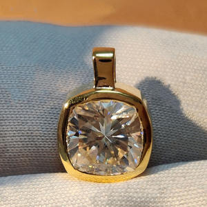 Colgante de Moissanita con Corte Ovalado de Este a Oeste, con Engaste de Bisel en Plata de Ley 925, Regalo Minimalista para Hombre - Product Image 1