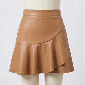 Jupe courte en similicuir taille haute pour femme, volants asymétriques, couleur unie brillante, style toutes saisons - Product Image 1