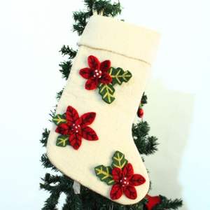 Chaussette de Noël en feutre de laine écologique faite à la main avec des fleurs de poinsettia, design personnalisable de haute qualité - Product Image 5