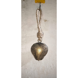 Campana Navideña Colgante Hecha a Mano de Hierro con Cuerda de Yute, Campana de Metal Vintage con Diseño de Flores Grabadas para Adorno Rústico Navideño - Product Image 5