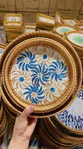 Plateau de service rond intemporel en rotin avec incrustation délicate de fleurs en nacre, cadre en fibres naturelles fait main, élégant et décoratif - Product Image 5