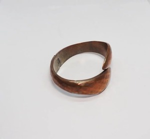 Manchette en cuivre martelé de luxe pour l'équilibre énergétique et la guérison - Product Image 2