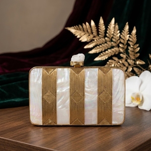 Pochette de luxe en nacre, élégante et artisanale, pour mariages, célébrations festives et événements spéciaux - Product Image 2