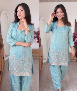 Ensemble Kurti et Palazzo en Crêpe de Soie Élégant avec Broderie de Perles – Tenue Ethnique Moderne et Stylée pour Femme, Idéale pour Fêtes, Mariages et Cérémonies - Product Image 5