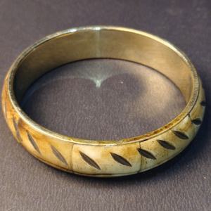 Brazalete de Hueso Natural con Motivo de Hoja Grabado a Mano – Joyería Botánica Vintage Tallada – Brazalete Orgánico Sostenible con Forro de Latón - Product Image 6