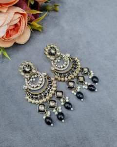 Pendientes Chandbali de Diseño Meenakari, Chapados en Oro Antiguo con Piedras y Perlas para Mujer, Colección para Bodas, Recepciones y Fiestas - Product Image 3