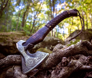 Hache Tomahawk LEGACY BLADES en acier à haute teneur en carbone, fabriquée à la main, avec manche en bois de frêne gravé, lame forgée, qualité industrielle, hache de plein air OEM - Product Image 4