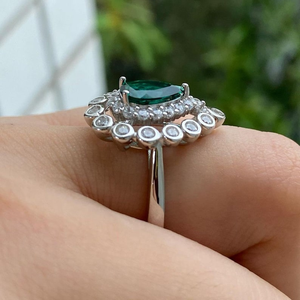 Cautivador Anillo de Doble Halo con Diamantes Verdes en Plata de Ley, Joyería Elegante para Fiestas y Cócteles, Regalo Ideal para Mujeres - Product Image 5