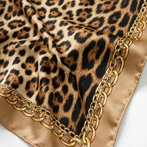 Écharpe en soie à imprimé feuilles pour femme avec bordure chaîne dorée, châle carré en satin, accessoire de mode estival, cadeau, extérieur - Product Image 2
