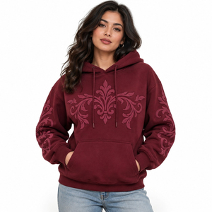 Sweat à capuche imprimé pour femme, conçu avec des détails graphiques dimensionnels et un tissu doux pour un port confortable au quotidien et pour un style de vie actif. - Product Image 1
