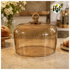 Cloche en verre soufflé à la main avec poignée à bouton, couleur ambre, pour présentation de gâteaux - Product Image 1