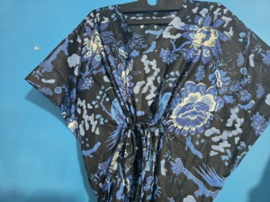 Kaftan en coton fait main grande taille, taille naturelle, écologique, ample, col en V, imprimé floral, pour la plage, la détente et la nuit - Product Image 3