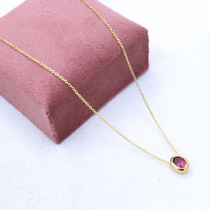 Collier pendentif en argent sterling 925 plaqué or jaune avec tourmaline rose naturelle ovale sertie clos, Memoria Jewels, vente en gros - Product Image 1