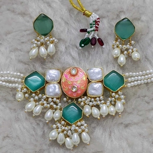 Ensemble de collier choker traditionnel indien Jadau avec pierres en zircon, accents de perles, boucles d'oreilles assorties, bijoux de mariage et de fête - Product Image 3
