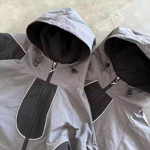 Chaqueta con capucha de alta calidad, OEM, personalizada, ligera, cortavientos, con diseño de patchwork, con cremallera, y pantalones deportivos para correr. - Product Image 6