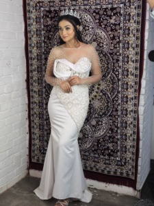 Vestido de noche con escote corazón, 100% seda, largo hasta la rodilla, cintura natural y perlas blancas con cuentas - Product Image 5