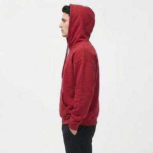 Sweat à capuche rouge premium unisexe coupe classique en molleton épais avec logo personnalisé, style streetwear décontracté, hiver, numérique - Product Image 3