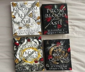 Set de 4 Libros de la Serie Blood and Ash: A Kingdom of Flesh and Fire, The Crown of Gilded Bones, The War of Two Queens, Fantasía y Romance - Product Image 3