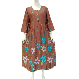 Robe longue pour femme, robe pleine longueur, avec col carré par Chrysanta. confortable pour un usage quotidien - Product Image 6