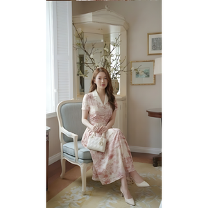Robe midi élégante rose à motifs floraux avec col cranté, manches courtes bouffantes, taille ajustée, jupe évasée, robe de soirée pour femme, prix de gros - Product Image 1
