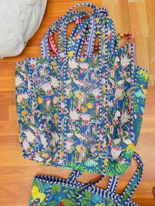 Sac fourre-tout en coton matelassé imprimé à la main en Inde, motif floral bleu safari et flamant rose, sac à bandoulière en gros - Product Image 2