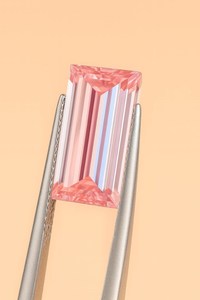 Diamant rose de laboratoire taille baguette longue, rose intense fantaisie, pierre brute à taille étagée pour pendentifs personnalisés et bijoux de luxe - Product Image 2