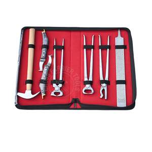 Kit d'outils professionnels pour fermeurs avec coupe-crevasses, pince à clous, marteau de fermeur, outil de dépose de sabots, râpe de nivellement et couteau courbé à boucle - Product Image 1