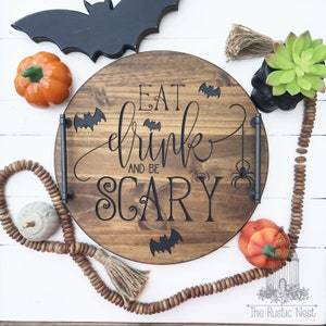 Tabla de cortar redonda de madera con diseño de Halloween 'Eat Drink And Be Scary', antideslizante, personalizada para fiestas. - Product Image 2