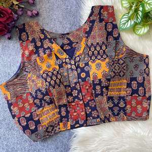 Blusa de diseñador Ajarakh con estampado, tejida a mano, de algodón, con cuello barco y diseño abierto en la parte delantera, lista para usar. - Product Image 6