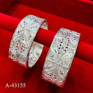 MOLL JEWELLERS A-43153 กำไลข้อมือโลหะผสมสังกะสีอินเทรนด์สำหรับผู้หญิงพร้อมดีไซน์ทรงเรขาคณิต ชุบทองและเงิน ประดับด้วยหินเพทาย เครื่องประดับสำหรับงานปาร์ตี้ - Product Image 3