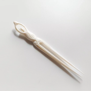 Épingle à cheveux ethnique tribale en os |   Bâtonnet à chignon sculpté à la main - Product Image 1