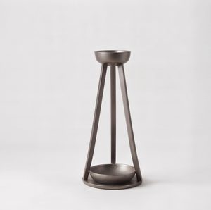 Support de bougie moderne minimaliste en métal, trépied, finition argentée élégante, texture moulée, candélabre architectural de table - Product Image 1
