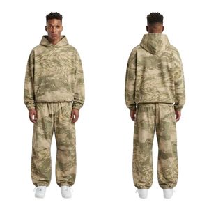 Conjunto de Sudadera con Capucha y Pantalones de Chándal de Forro Polar para Hombre con Estampado de Camuflaje Arenisca Personalizado, Estilo Urbano Relajado, Chaquetas Gráficas a Juego - Product Image 3