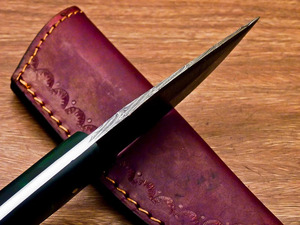 Cuchillo Skinner de Acero de Damasco Hecho a Mano con Mango de Resina Verde, Pasador de Latón y Funda de Cuero. Fabricante OEM Personalizado, Venta al por Mayor y a Granel. - Product Image 5