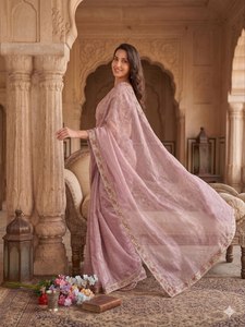 Sari en soie de luxe pour femme, orné de perles élégantes faites à la main et d'un bordure brodée, avec un haut brodé inclus. - Product Image 4
