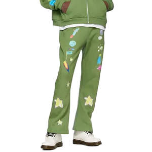 Conjunto deportivo de dos piezas para hombre, con sudadera con capucha verde con estampado gráfico y cremallera, y pantalones jogger. - Product Image 4