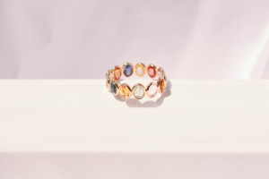 Anillo de eternidad de zafiro multicolor natural en oro amarillo macizo de 18 quilates – Anillo con bisel de piedras preciosas de fantasía arcoíris, piedra de nacimiento de septiembre - Product Image 6