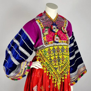 Elegante Vestido Tradicional Afgano Kuchi, Ropa Étnica con Bordado Dorado y Patrones Culturales, Vestido Kuchi Afgano - Product Image 5