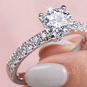 Anillo Personalizado de Oro Amarillo de 18K con Corte Cojín, Diamante Cultivado en Laboratorio de 0.74CT, Claridad VVS2, Certificado IGI, Corte Excelente - Product Image 1